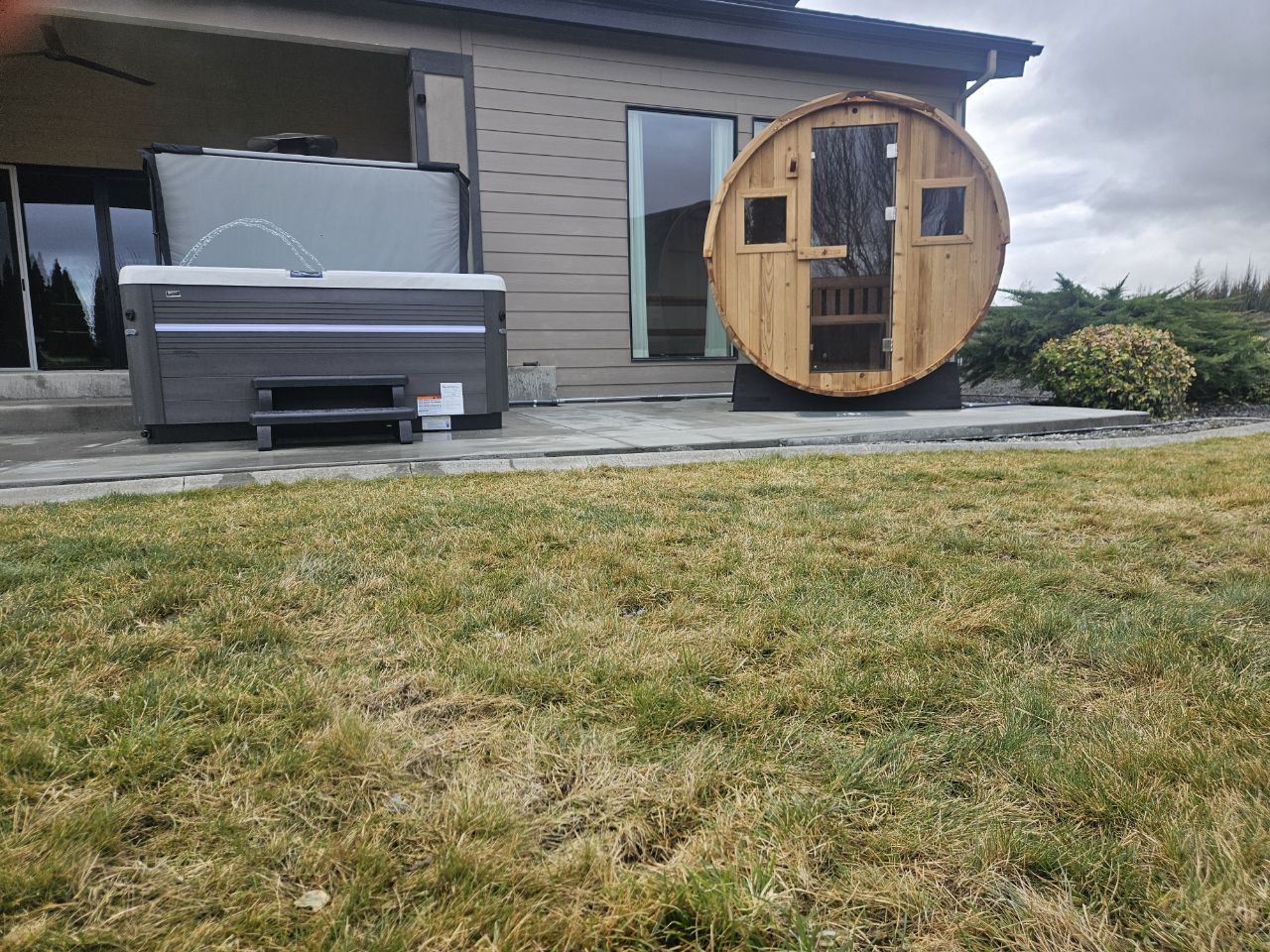 Hot tub and sauna installation - backyard patio